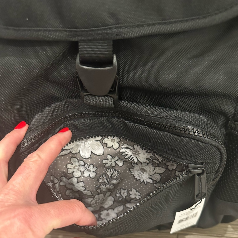 Vera Bradley Daytripper Backpack NWT - Picture 6 of 16